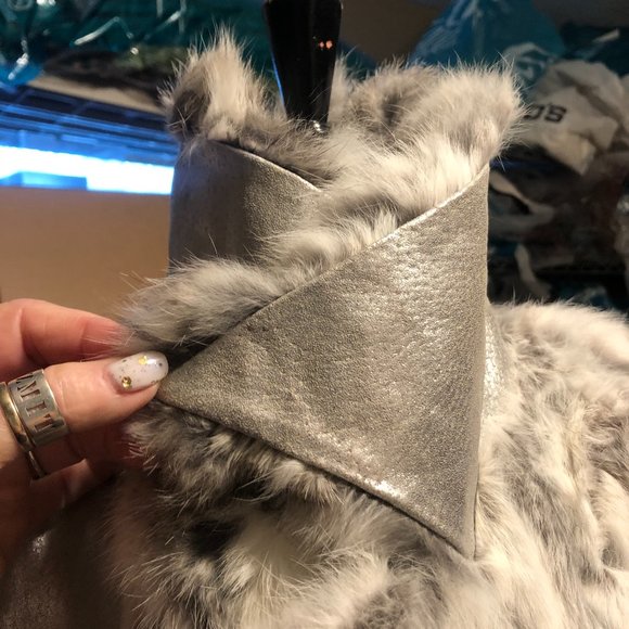 Cache Metallic Leather Fur Vest Diagonal Zipper Lined $278 NWT New Gray White - Picture 8 of 9